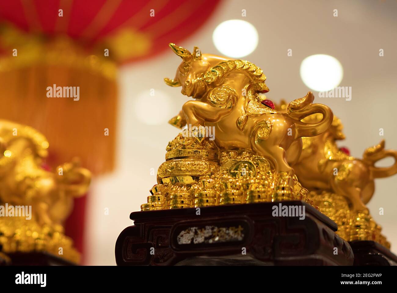 Une figurine dorée d'un Ox d'or selon le 2021 signe de Zodiac du nouvel an chinois Banque D'Images