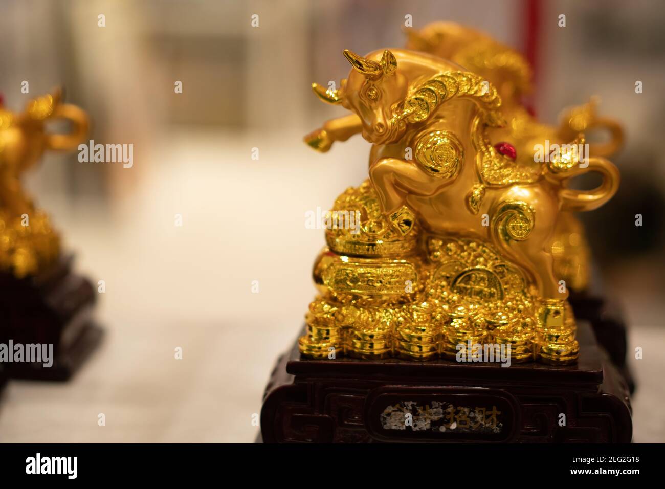 Une figurine dorée d'un Ox d'or selon le 2021 signe de Zodiac du nouvel an chinois Banque D'Images