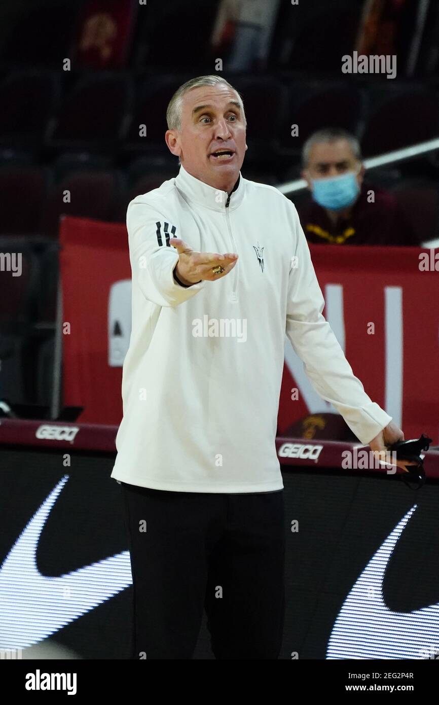 L'entraîneur-chef de l'Arizona State Sun Devils Bobby Hurley réagit lors d'un match de basket-ball de l'université NCAA contre les chevaux de Troie de la Californie du Sud, mercredi, février Banque D'Images