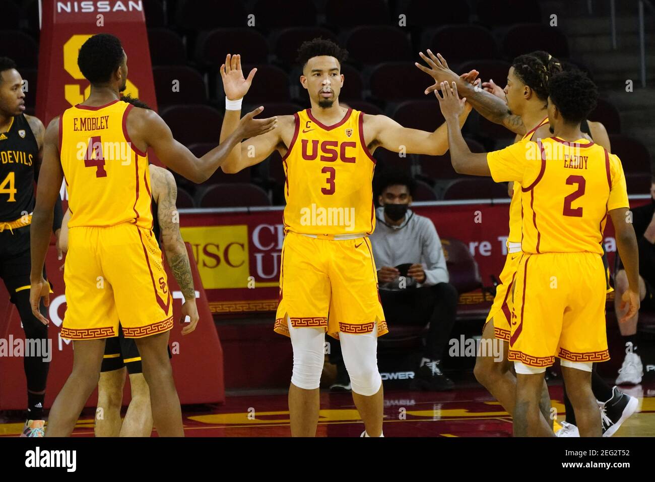 Des chevaux de Troie du sud de la Californie font avancer Evan Mobley (4), Esaïe Mobley (3) et le garde Tahj Eaddy (2) célèbrent lors d'une ga de basket-ball universitaire de la NCAA Banque D'Images