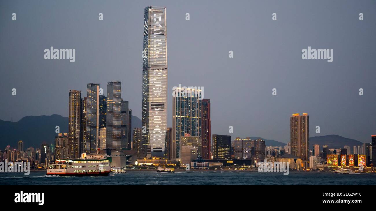 Le plus haut bâtiment de Hong Kong, l'International Commerce Center ICC, s'allume pour le nouvel an chinois 2021, Hong Kong, Chine. Banque D'Images