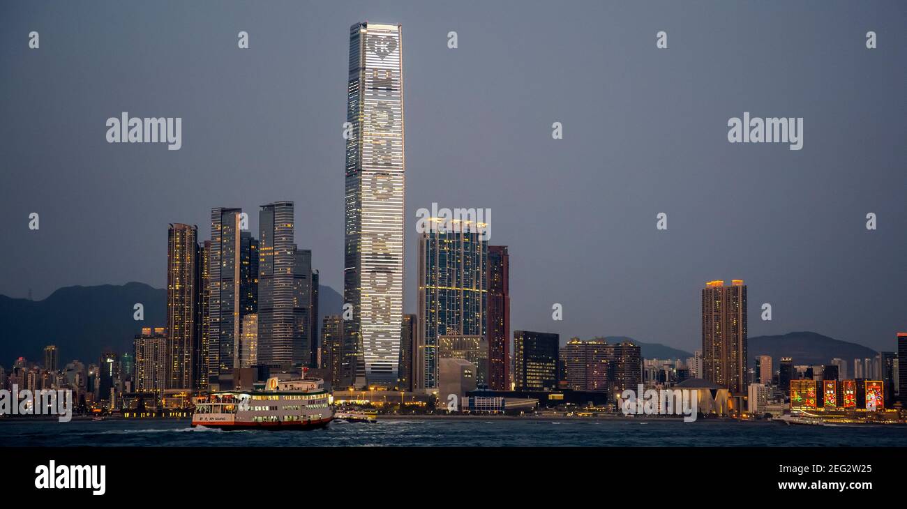 Le plus haut bâtiment de Hong Kong, l'International Commerce Center ICC, s'allume pour le nouvel an chinois 2021, Hong Kong, Chine. Banque D'Images