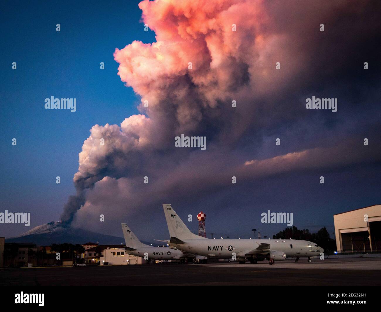 Sicile, Italie. 16 février 2021. Photo de Mt. Etna laisse de la vapeur à l'arrière-plan de l'avion de patrouille maritime P-8A Poséidon affecté à l'Escadron de patrouille des chevaliers gris (VP) 46. Le mont Etna, le volcan le plus actif d'Europe, s'enrôle, vu de Sigonella Italie, mardi 16 février 201. L'Institut national italien de géophysique et de volcanologie a déclaré que l'éruption ne constitue pas une menace pour les communautés environnantes, mais que les autorités ont suspendu les vols depuis l'aéroport international de Catane. U.S. Navy photo par Mass communication Specialist 2e classe Austin Ingram via ABACAPRESS.COM Banque D'Images