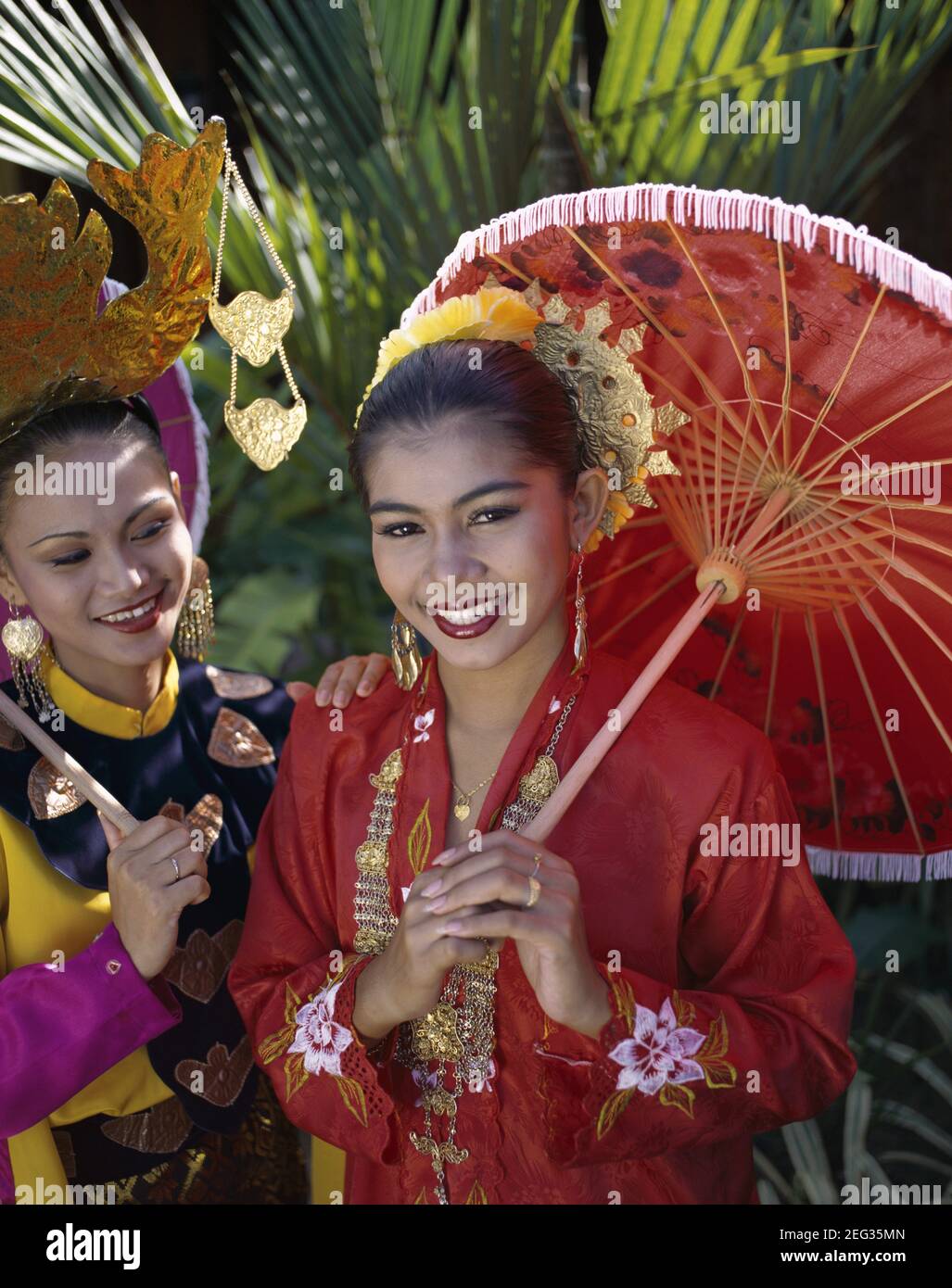 Asie, Malaisie, Penang, Centre culturel de Penang, souriant jolies filles malaisiennes portant un costume traditionnel malais Banque D'Images