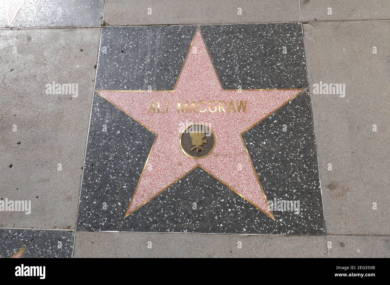 Hollywood, Californie, États-Unis 17 février 2021 UNE vue générale de l'atmosphère de l'actrice Ali MacGraw Star sur Hollywood Walk of Fame le 17 février 2021 à Hollywood, Californie, États-Unis. Photo par Barry King/Alay stock photo Banque D'Images