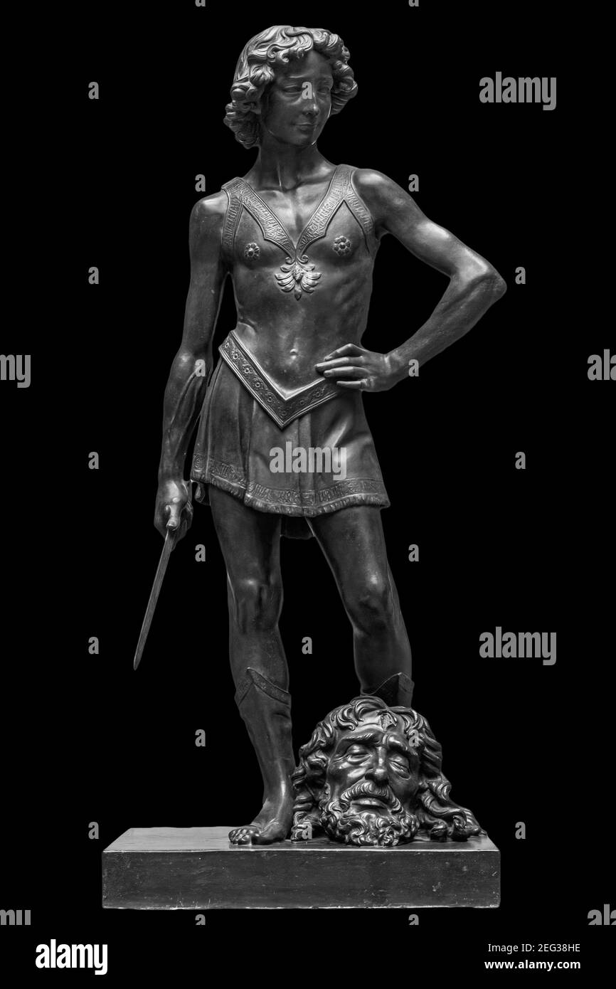 David et Goliath sont à la tête de l'ancienne statue. Histoire biblique. Sculpture ancienne isolée sur fond noir Banque D'Images