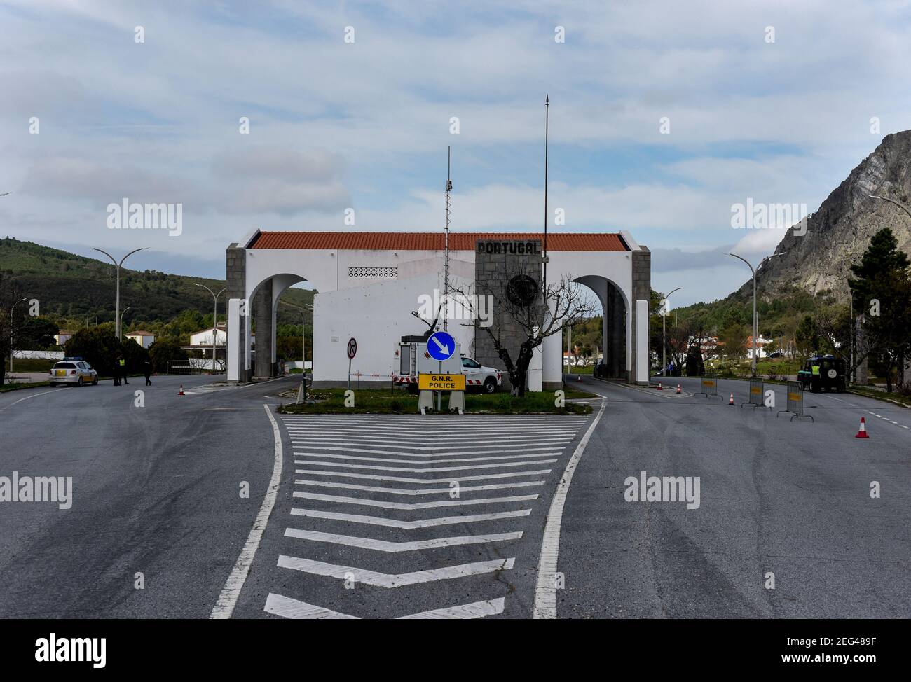 San Pedro. 16 février 2021. La photo montre une vue de la frontière entre le Portugal et l'Espagne, le 16 février 2021. L'Espagne et le Portugal ont prolongé les contrôles de police le long de leur frontière terrestre interne jusqu'au 1er mars afin de contrôler la propagation de nouvelles variantes du coronavirus. Credit: Gustavo Valiente/Xinhua/Alamy Live News Banque D'Images