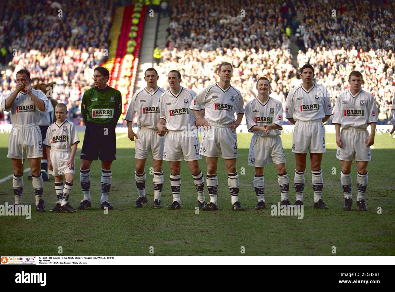 Football - finale de la coupe d'assurance CIS , Glasgow Rangers v Ayr  United , Hampden Park , 17/3/02 Rangers Claudio Caniggia est défié par Ayr  Paul Lovering crédit obligatoire:action Images /