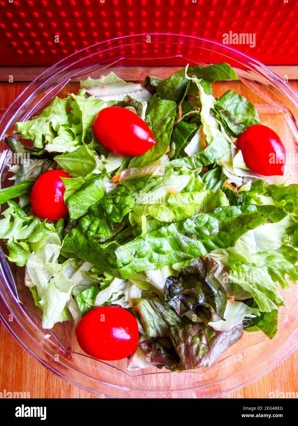 Salade Grecque Fraiche Avec Carottes Chou Tomates Bebe Avec Poivrons Rouges Et Verts Photo Stock Alamy