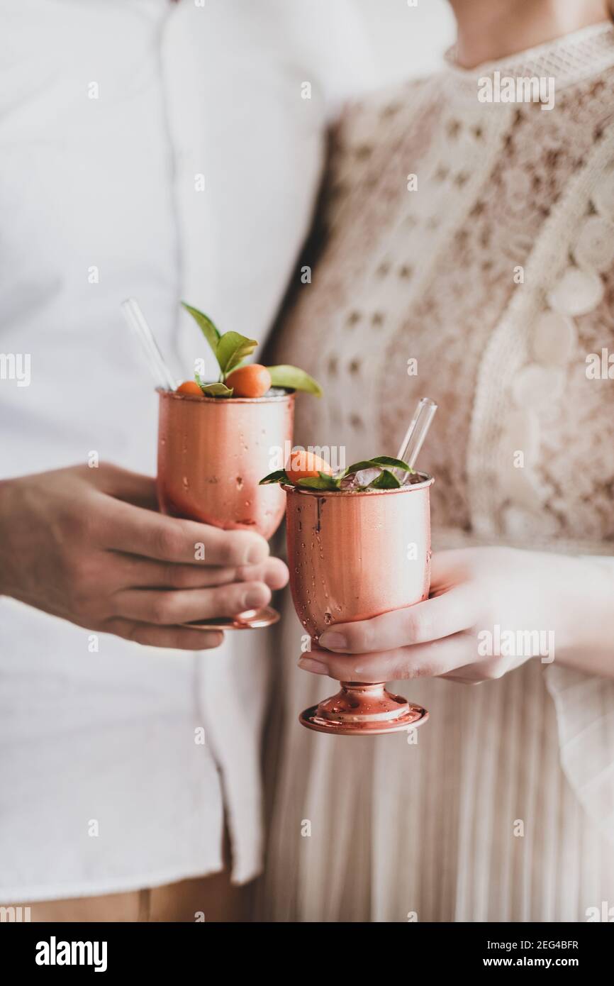 Des Mains De Jeunes Couples Amoureux Se Trinquer Des Gobelets En Laiton Avec Un Cocktail De Glace Avec Des Agrumes Et Des Pailles En Verre Ecologiques Ensemble Foyer Selectif Anniversaire De Mariage Des Mains De Jeunes Couples Amoureux Se Trinquer Des Gobelets En Laiton Avec Un Cocktail De Glace Avec Des Agrumes Et Des Pailles En Verre Ecologiques Ensemble Foyer Selectif Anniversaire De Mariage