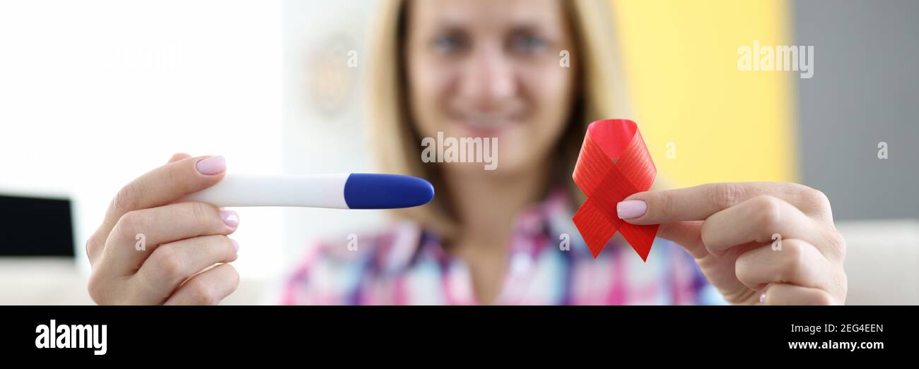 Test et ruban rouge dans les mains de femme souriante en gros plan Banque D'Images