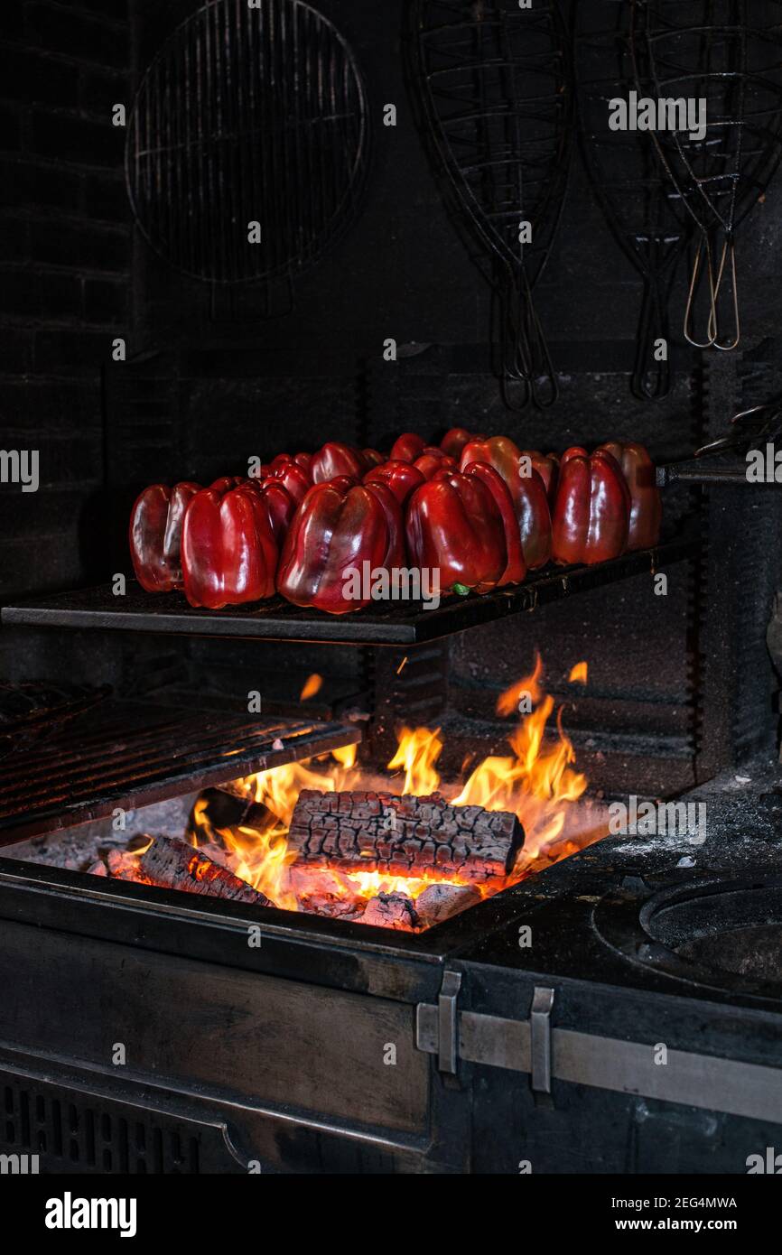 Poivrons rouges grillés au restaurant Brat à Londres, Royaume-Uni Banque D'Images