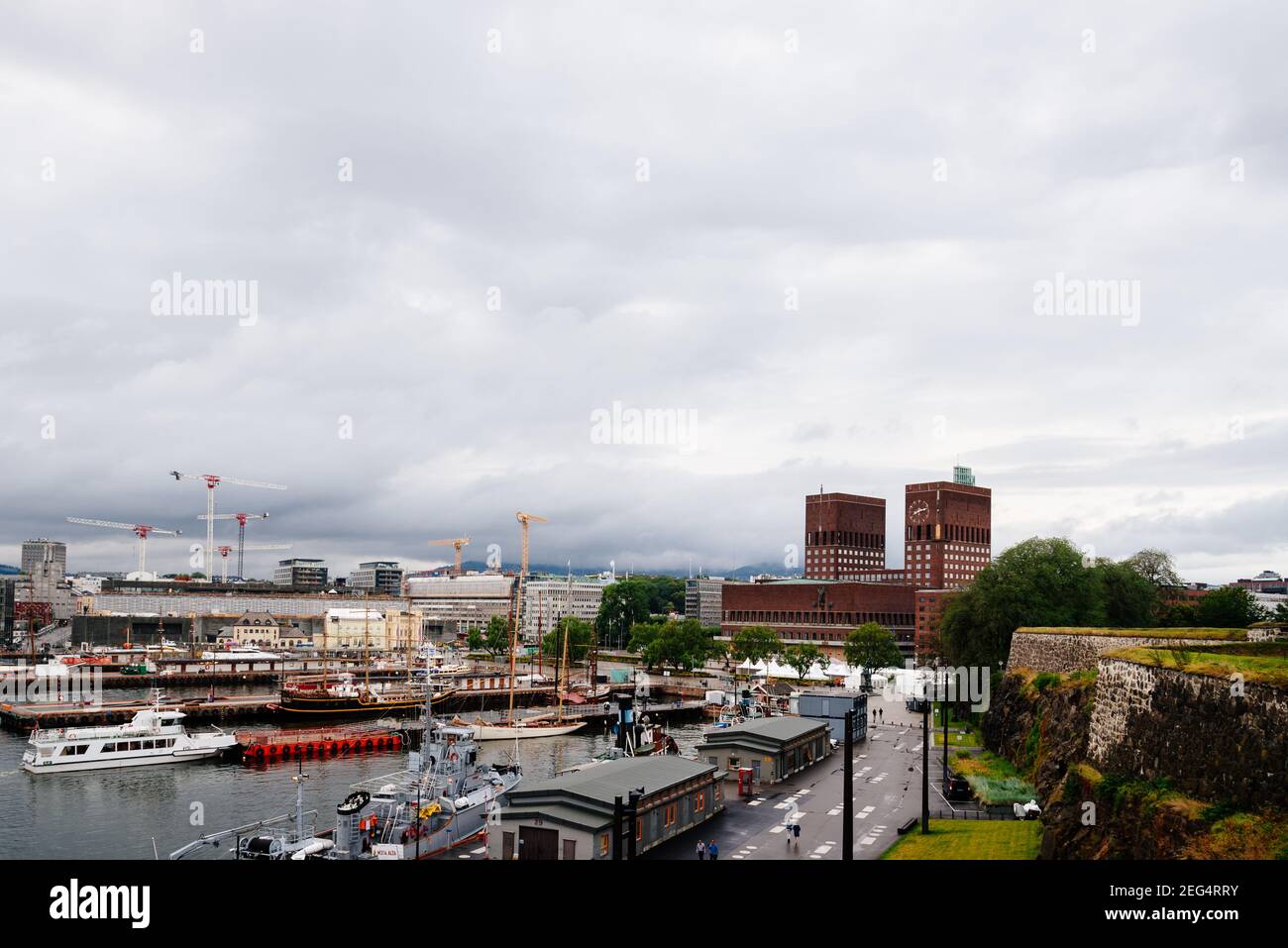 Oslo, Norvège - 10 août 2019 : vue sur le port d'Aker Brygge avec l'hôtel de ville en arrière-plan depuis la forteresse d'Akershus Banque D'Images