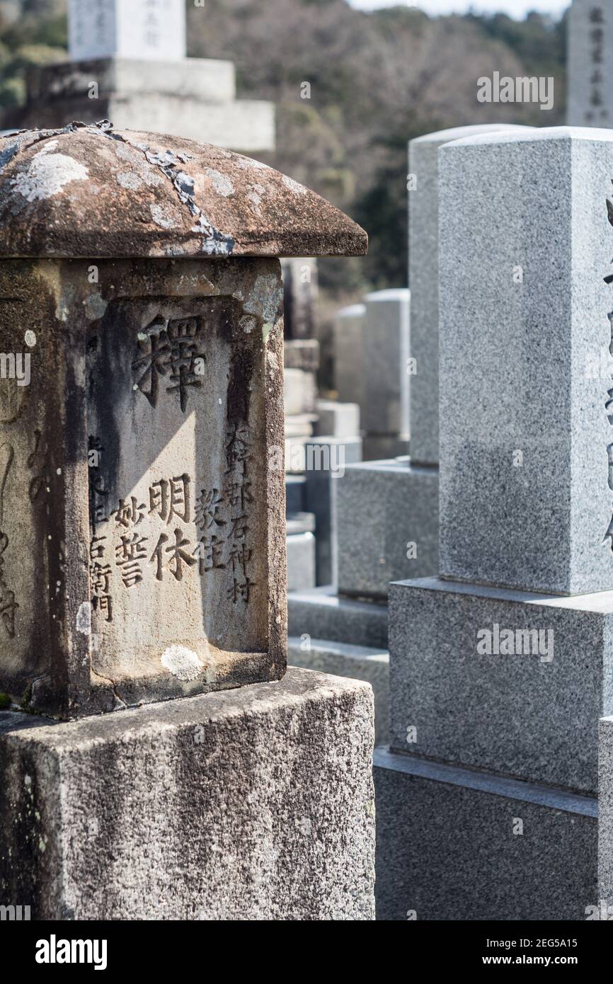 Des centaines de graviers japonais ou boseki au cimetière d'Otani près du temple Kiyomizu-dera à Kyoto, au Japon Banque D'Images