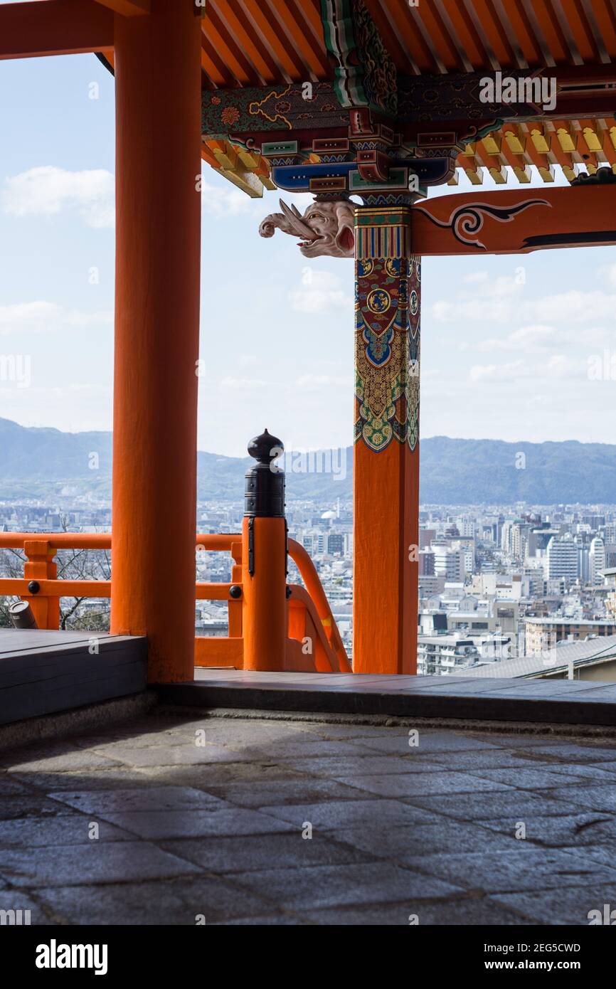 Vue sur la ville de Kyoto, vue sur la Sai-mon ou la porte ouest de Kiyomizu-dera, temple bouddhiste de l'est de Kyoto, Japon Banque D'Images