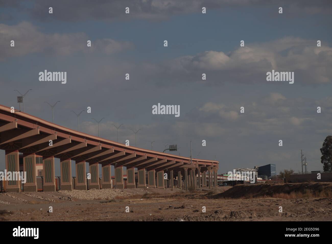 Juarez, Mexique. 17 février 2021. Un groupe de migrants d'Haïti et d'Amérique centrale a traversé la rivière qui sépare la frontière entre le Mexique et les États-Unis. Les migrants ont traversé le Rio Bravo et se sont rendus aux agents de patrouille frontalière. (Photo de David Peinado/Pacific Press) Credit: Pacific Press Media production Corp./Alay Live News Banque D'Images