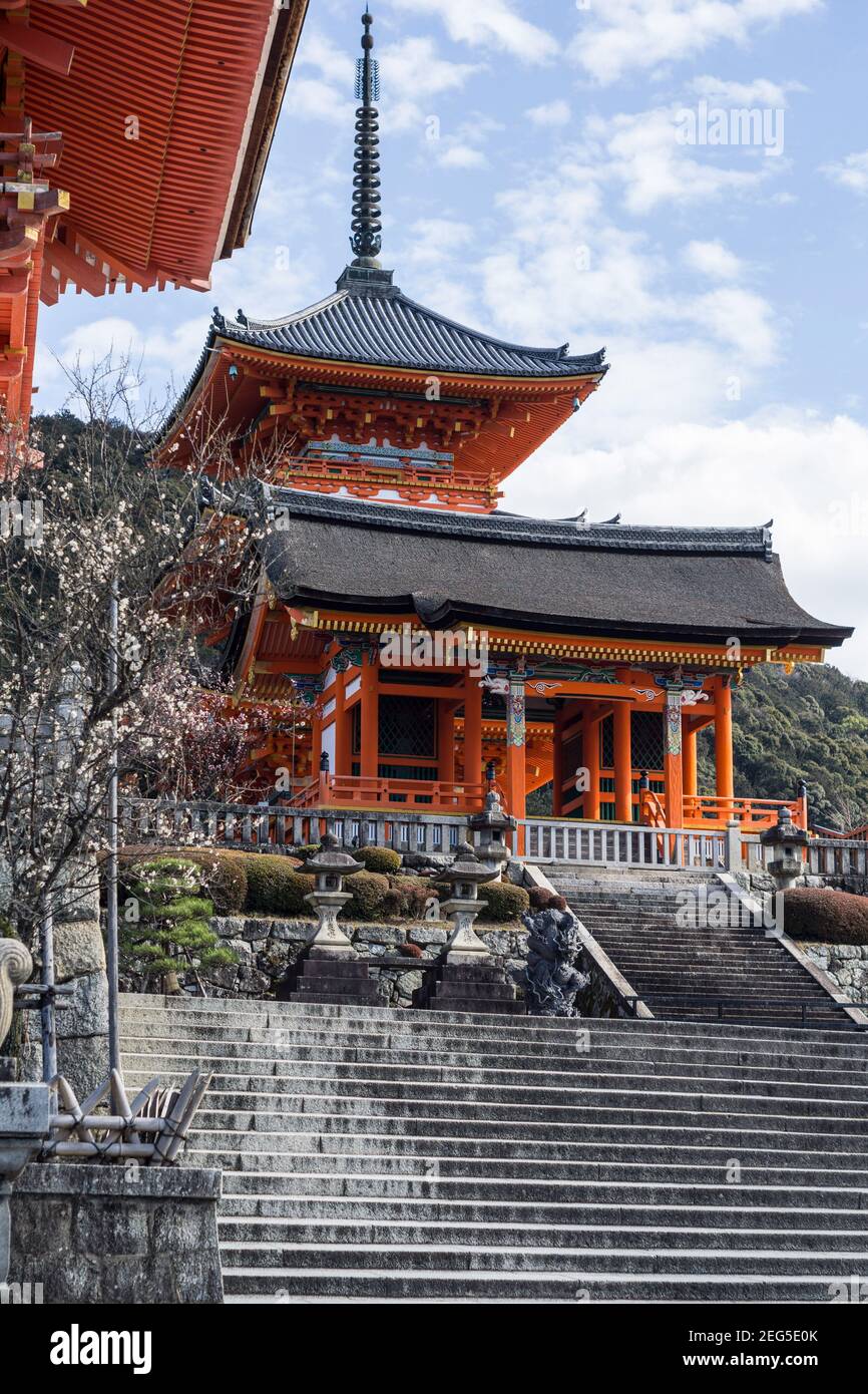 La porte Sai-mon ou West et Sanju no to, ou trois pagode étagée à Kiyomizu-dera un temple bouddhiste dans l'est de Kyoto, Japon Banque D'Images
