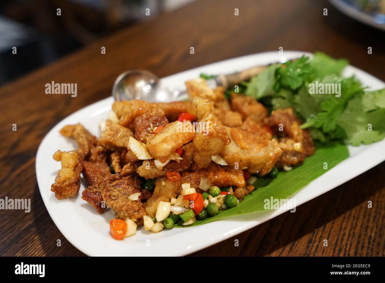 Gros plan porc croustillants frits au piment et à l'ail Banque D'Images