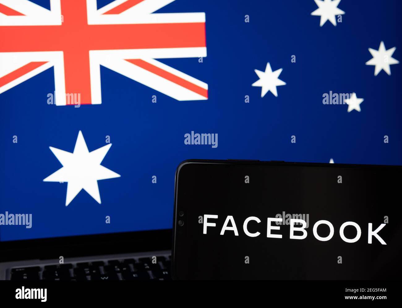 Logo Facebook visible sur le smartphone et drapeau australien flou sur l'écran d'arrière-plan. Concept. Stafford, Royaume-Uni, 18 février 2021. Banque D'Images