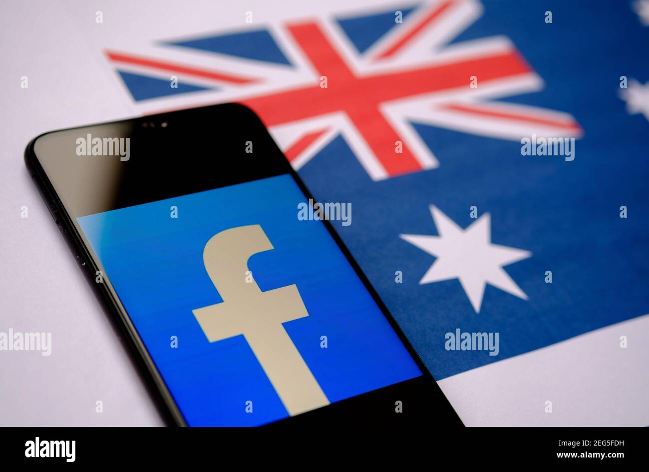 Logo Facebook visible sur le smartphone et drapeau australien flou sur l'écran d'arrière-plan. Concept. Stafford, Royaume-Uni, 18 février 2021. Banque D'Images