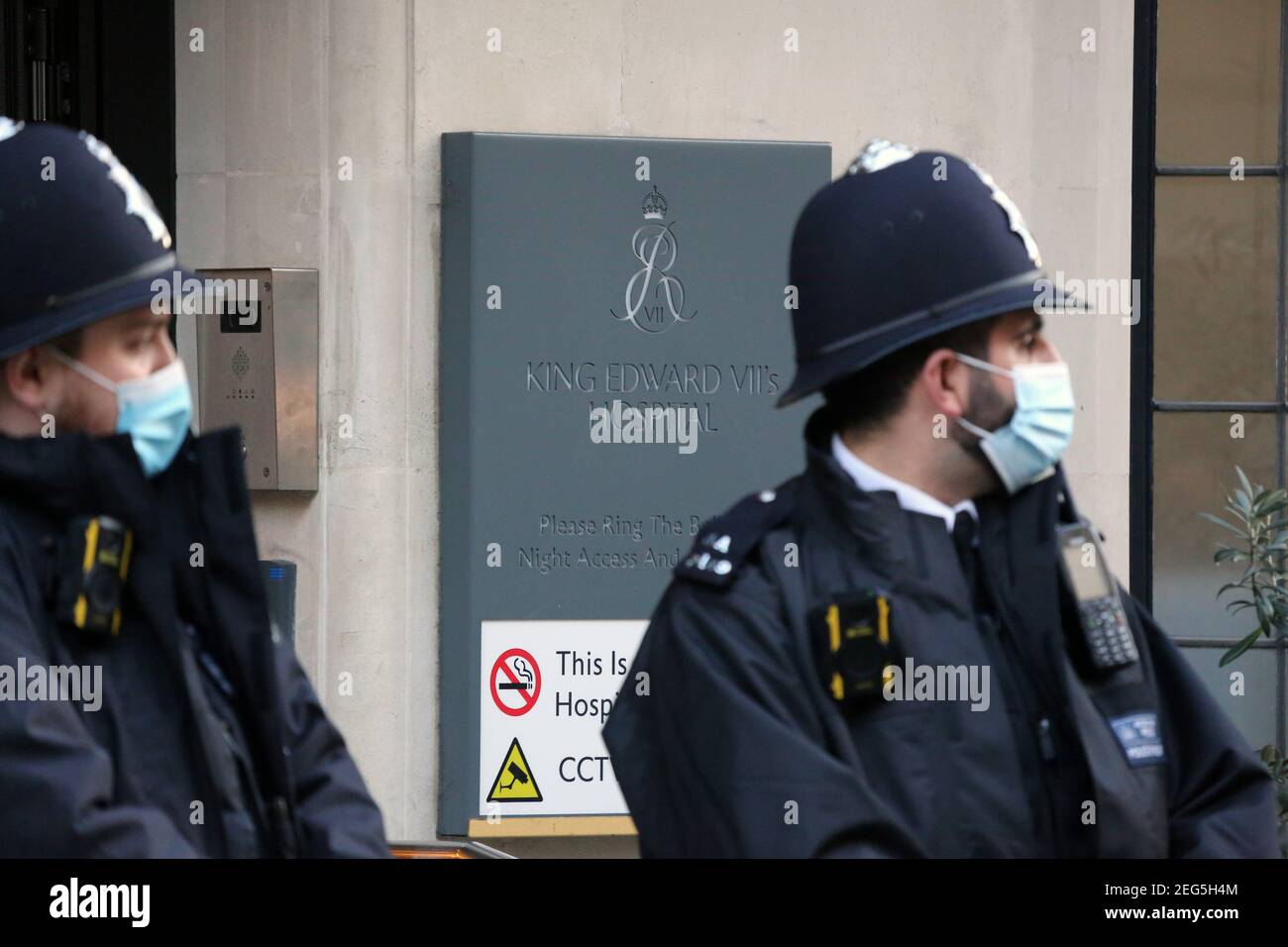 Londres, Angleterre, Royaume-Uni. 18 février 2021. Les policiers attendent devant l'hôpital King Edward VIIs où le duc d'Édimbourg, le prince Philip (99), a été admis mardi soir par mesure de précaution après avoir été « mal en place ». Credit: Tayfun Salci/ZUMA Wire/Alay Live News Banque D'Images