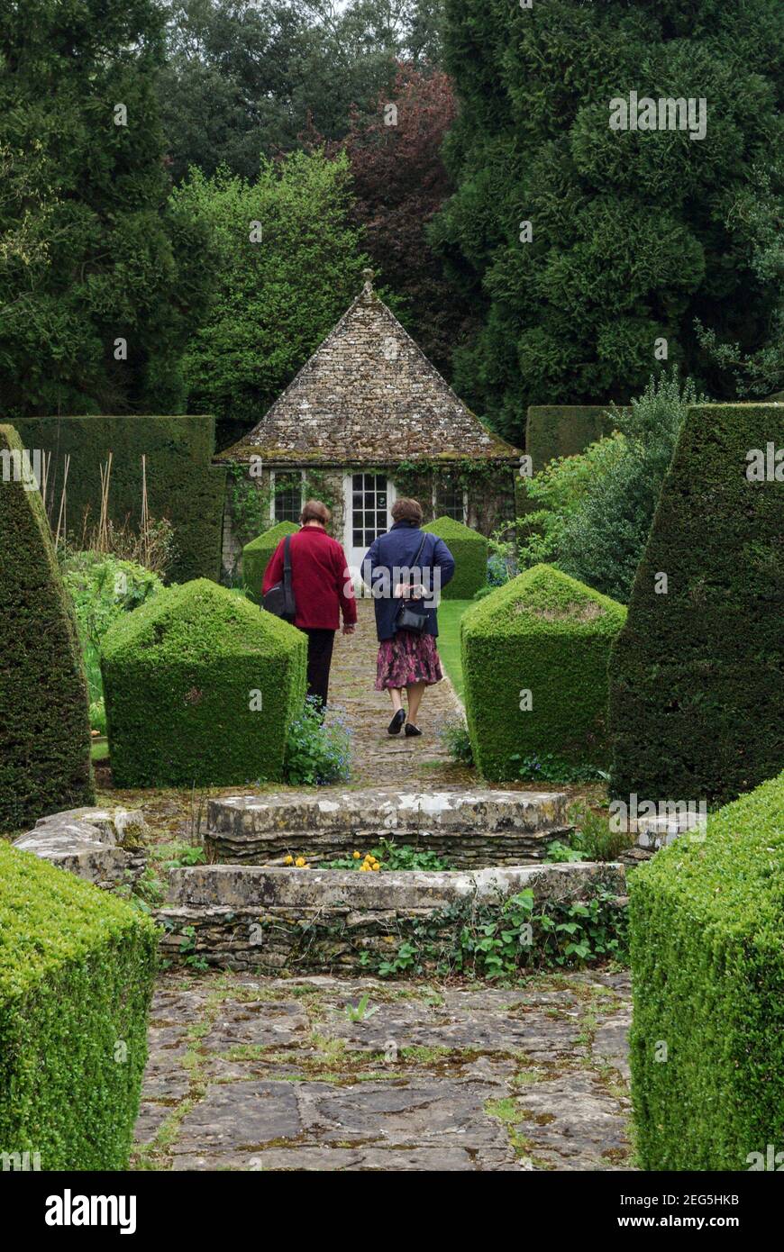 Rodmarton Manor, et maison de style art et artisanat, près de Cirencester, Gloucestershire, Royaume-Uni; deux visiteurs au long Garden. Banque D'Images