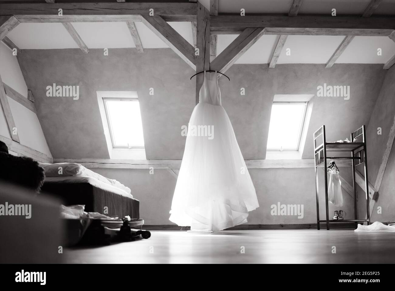 photo d'une robe de mariage pendue dans la chambre Banque D'Images