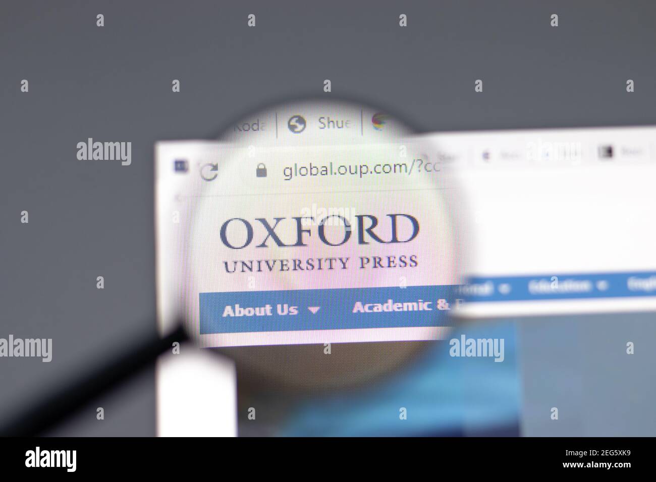 New York, Etats-Unis - 15 février 2021 : site Internet de la presse de l'Université d'Oxford dans un navigateur avec logo de la société, Editorial Banque D'Images