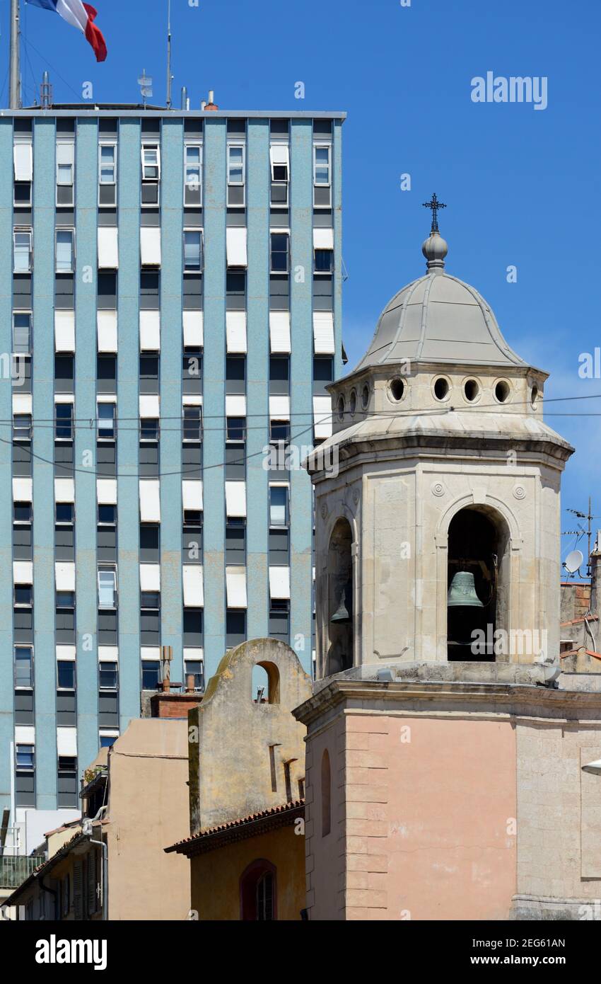 Moderne Mairie de Toulon ou Hôtel de ville (1964-1970) et Beffroi Ou Tour du clocher de l'église Saint François de Paule (1744) Toulon Var Provence France Banque D'Images
