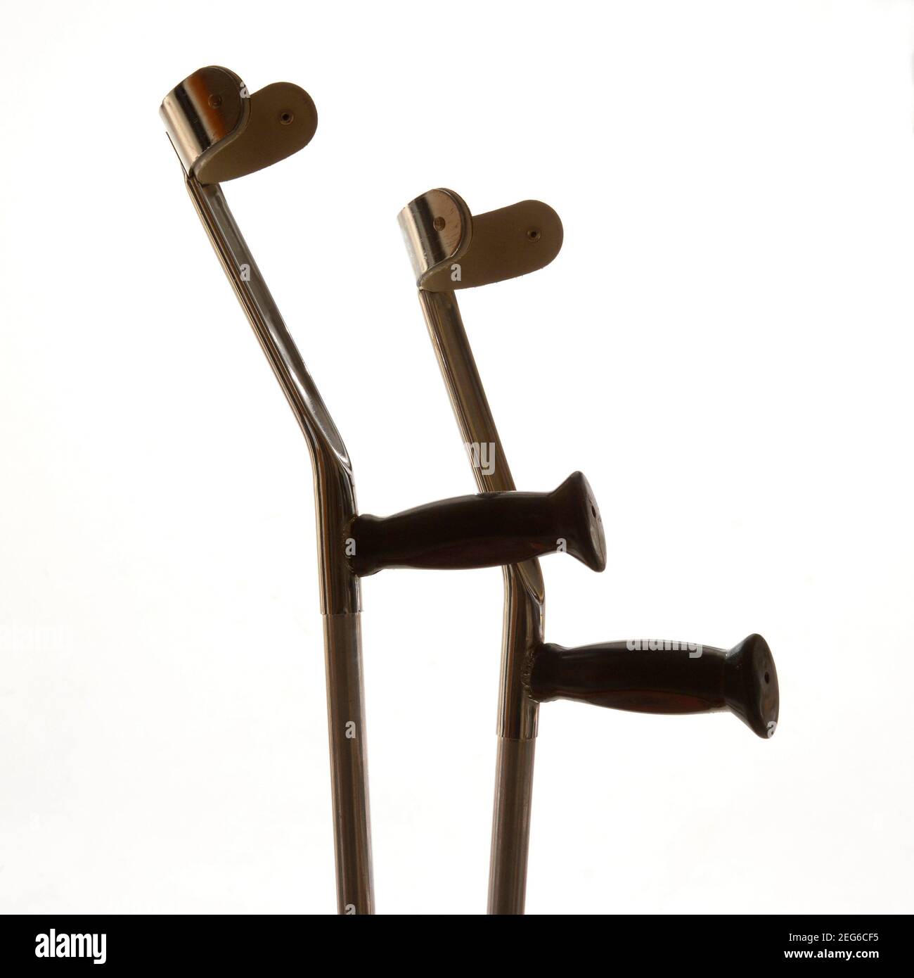 Béquilles debout côte à côte capturées dans un cadre minimaliste avec un fond clair Banque D'Images