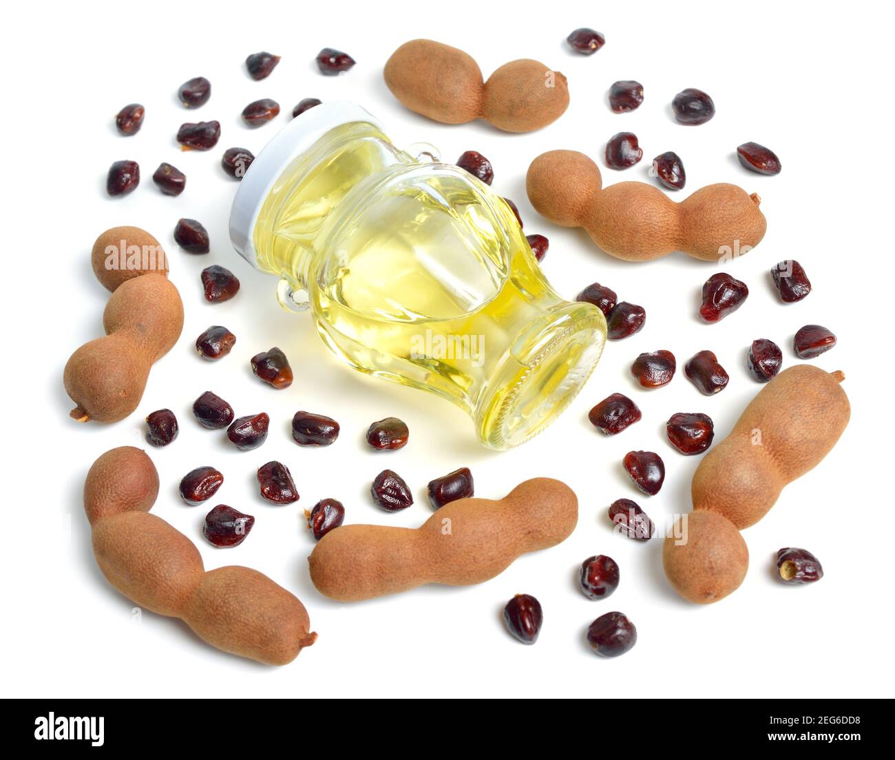 Huile de Tamarind avec des fruits et des graines isolés sur fond blanc Banque D'Images