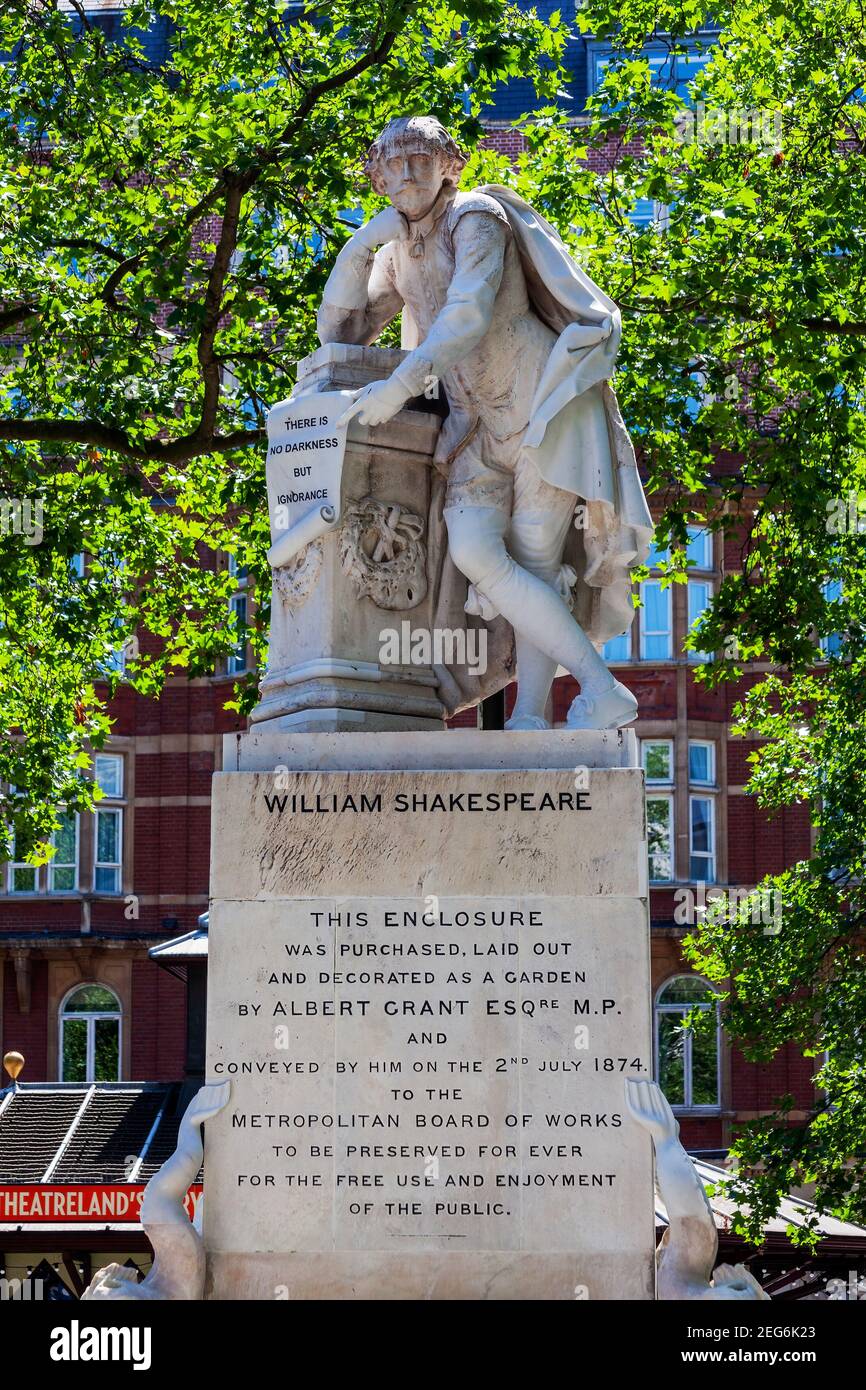 Statue de marbre William Shakespeare érigée en 1874 à Leicester Square Jardins Londres Angleterre Royaume-Uni qui est un voyage touristique populaire destination atracti Banque D'Images