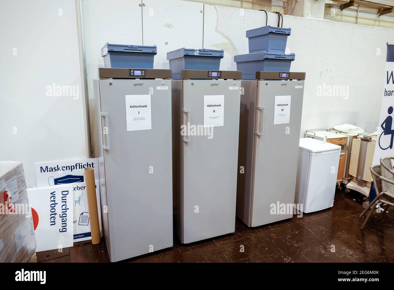 Essen, Rhénanie-du-Nord-Westphalie, Allemagne - début de la vaccination au Centre de vaccination de Corona Essen, ampoules de vaccin de Biontech, Moderna et AstraZeneca Banque D'Images