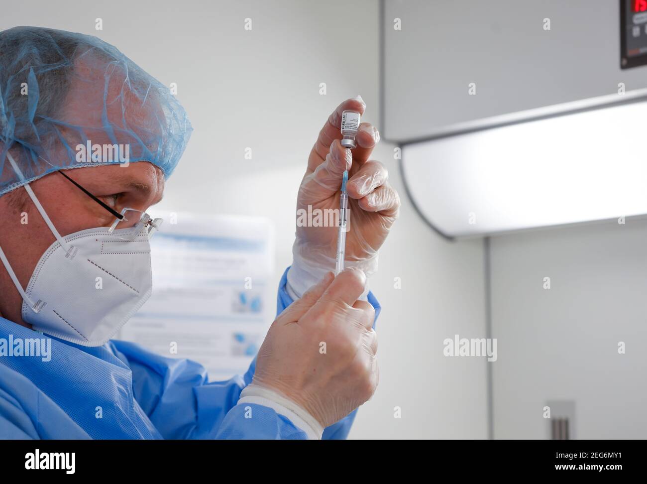 Essen, Rhénanie-du-Nord-Westphalie, Allemagne - début de la vaccination au centre de vaccination de Corona Essen, un pharmacien élabore des seringues vaccinales, le vaccin BioNTech- Banque D'Images