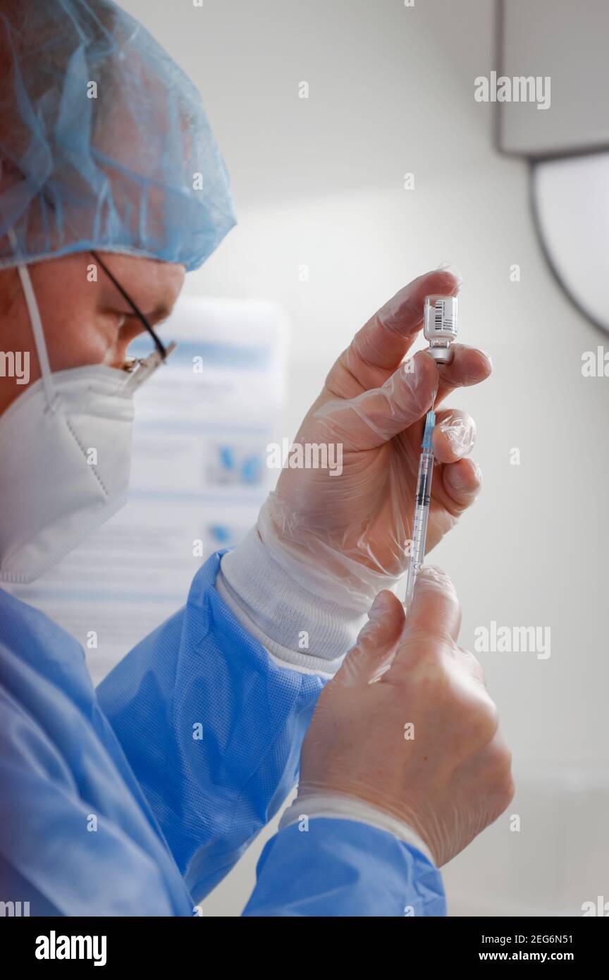 Essen, Rhénanie-du-Nord-Westphalie, Allemagne - début de la vaccination au centre de vaccination de Corona Essen, un pharmacien élabore des seringues vaccinales, le vaccin BioNTech- Banque D'Images