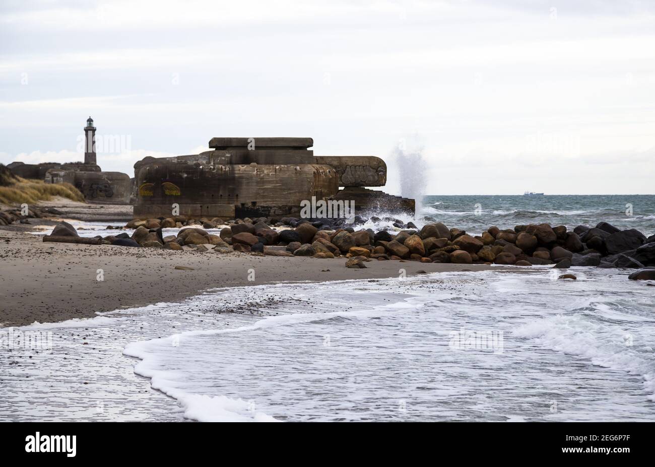 Bunker Cannon situé à la plage de Skagen, baie d'Aalbaek, l'entrée du Kattegat. Le bunker a été lavé par le sable, mais a été enterré dedans Banque D'Images