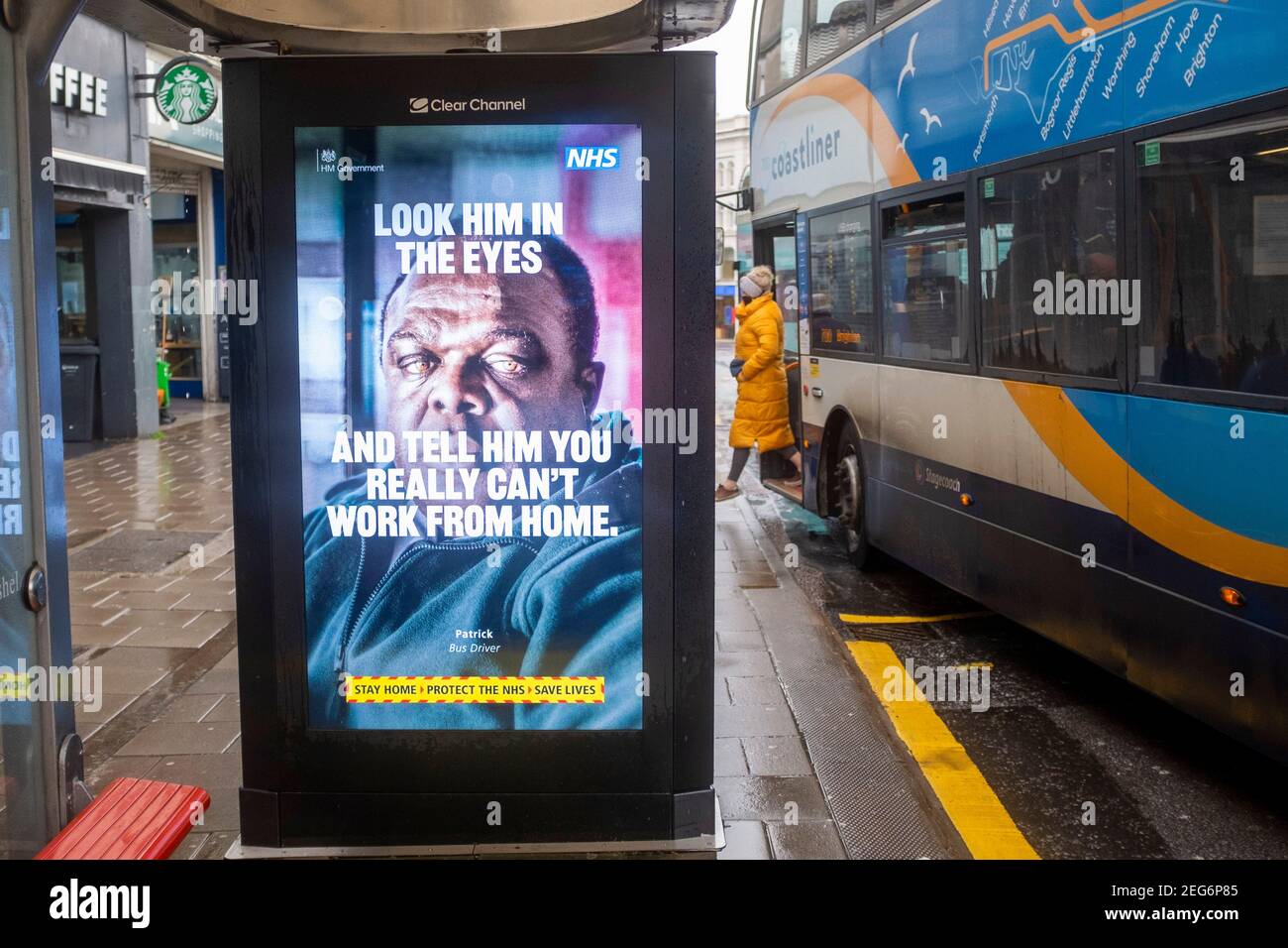 Gouvernement britannique NHS coronavirus COVID-19 les regarder dans les yeux Affiche de campagne de santé à un arrêt de bus à Brighton, Royaume-Uni Banque D'Images