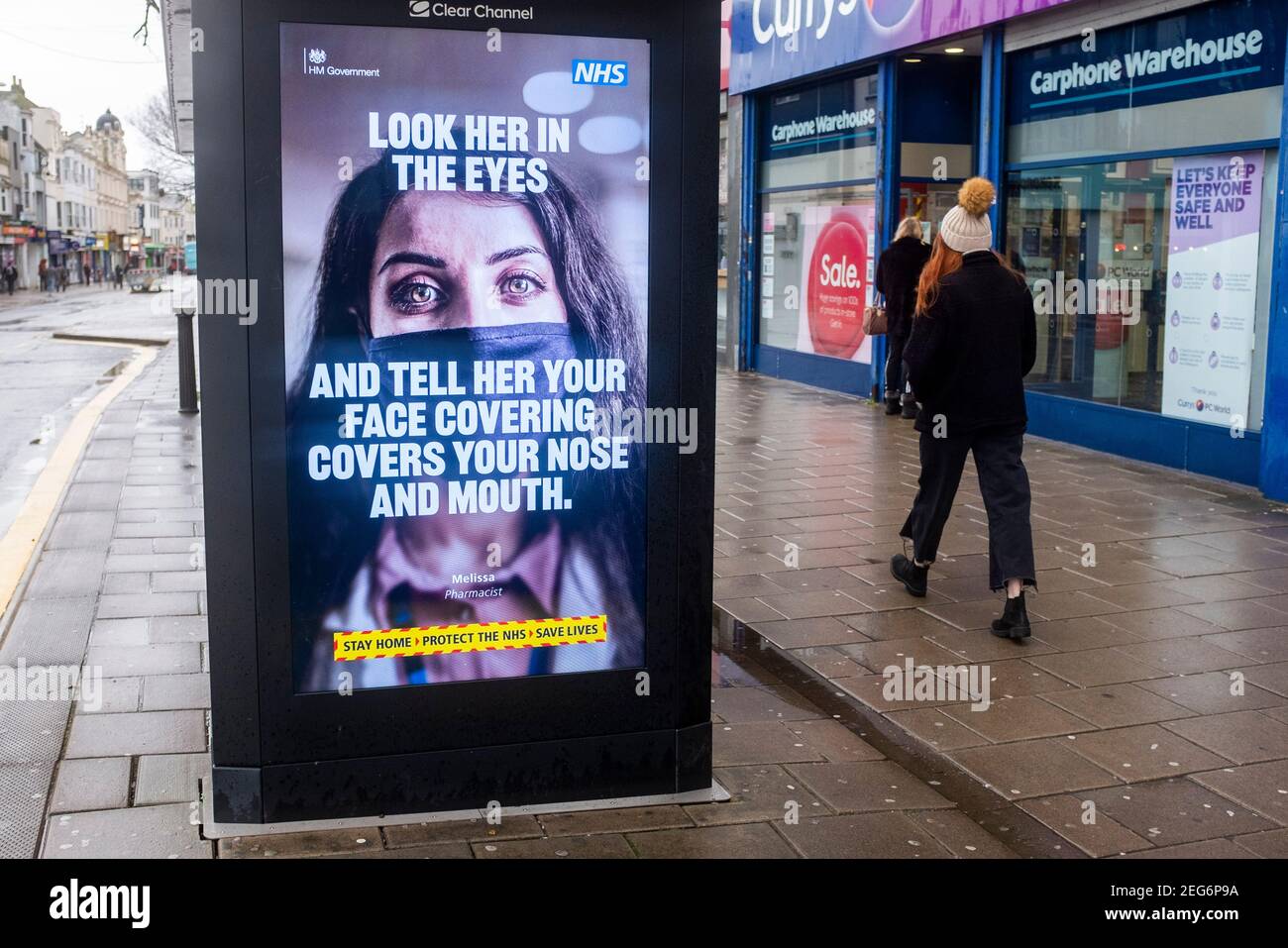 Gouvernement britannique NHS coronavirus COVID-19 les regarder dans les yeux Affiche de campagne de santé à un arrêt de bus à Brighton, Royaume-Uni Banque D'Images