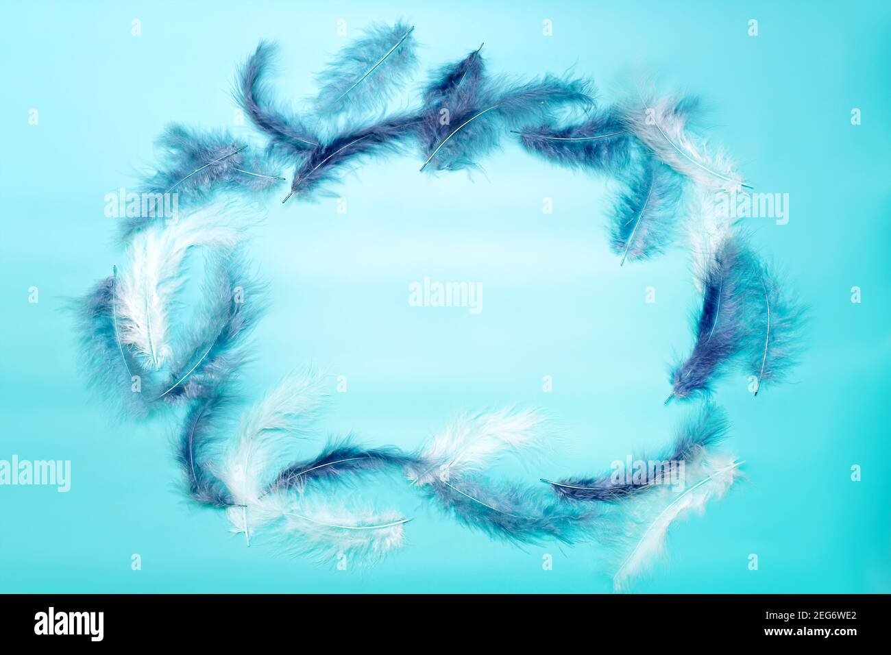 Arrière-plan bleu de Pâques, cadre en plumes, espace pour le texte Banque D'Images