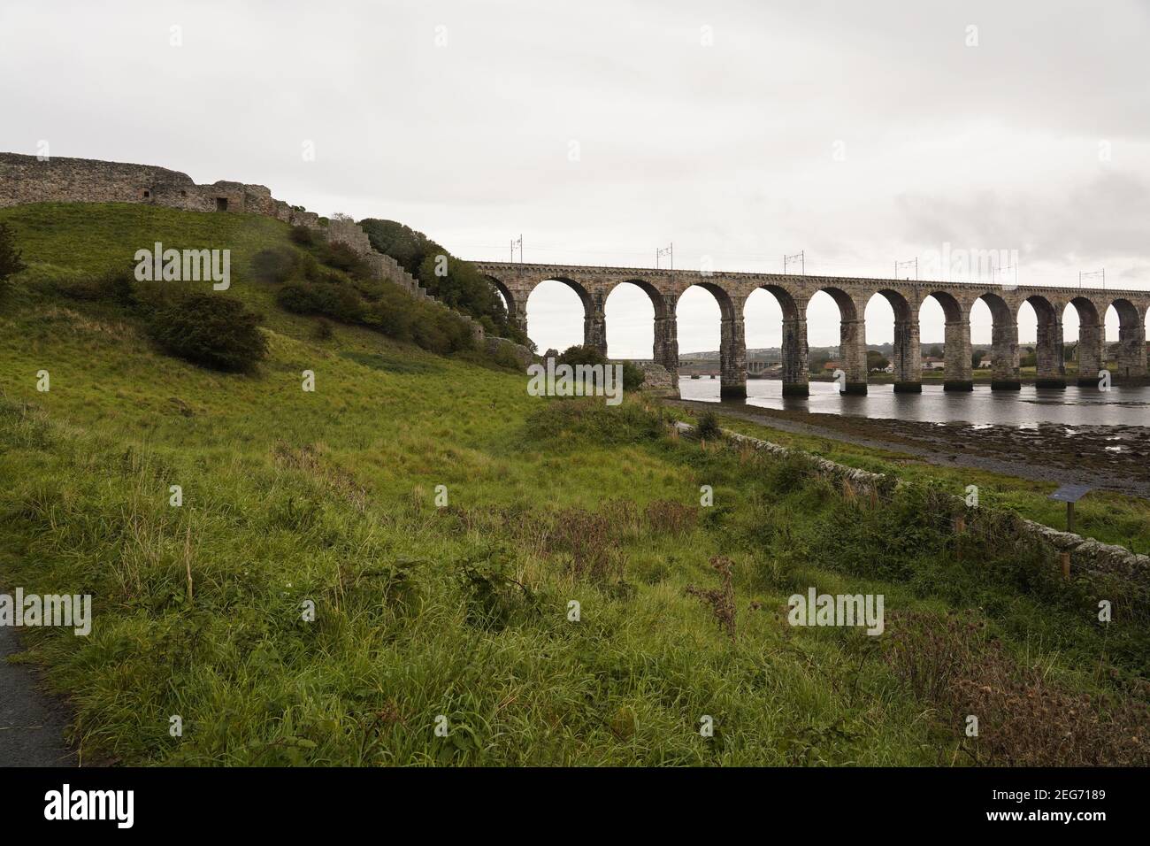 Le pont de la frontière royale qui longe la rivière Tweed Banque D'Images