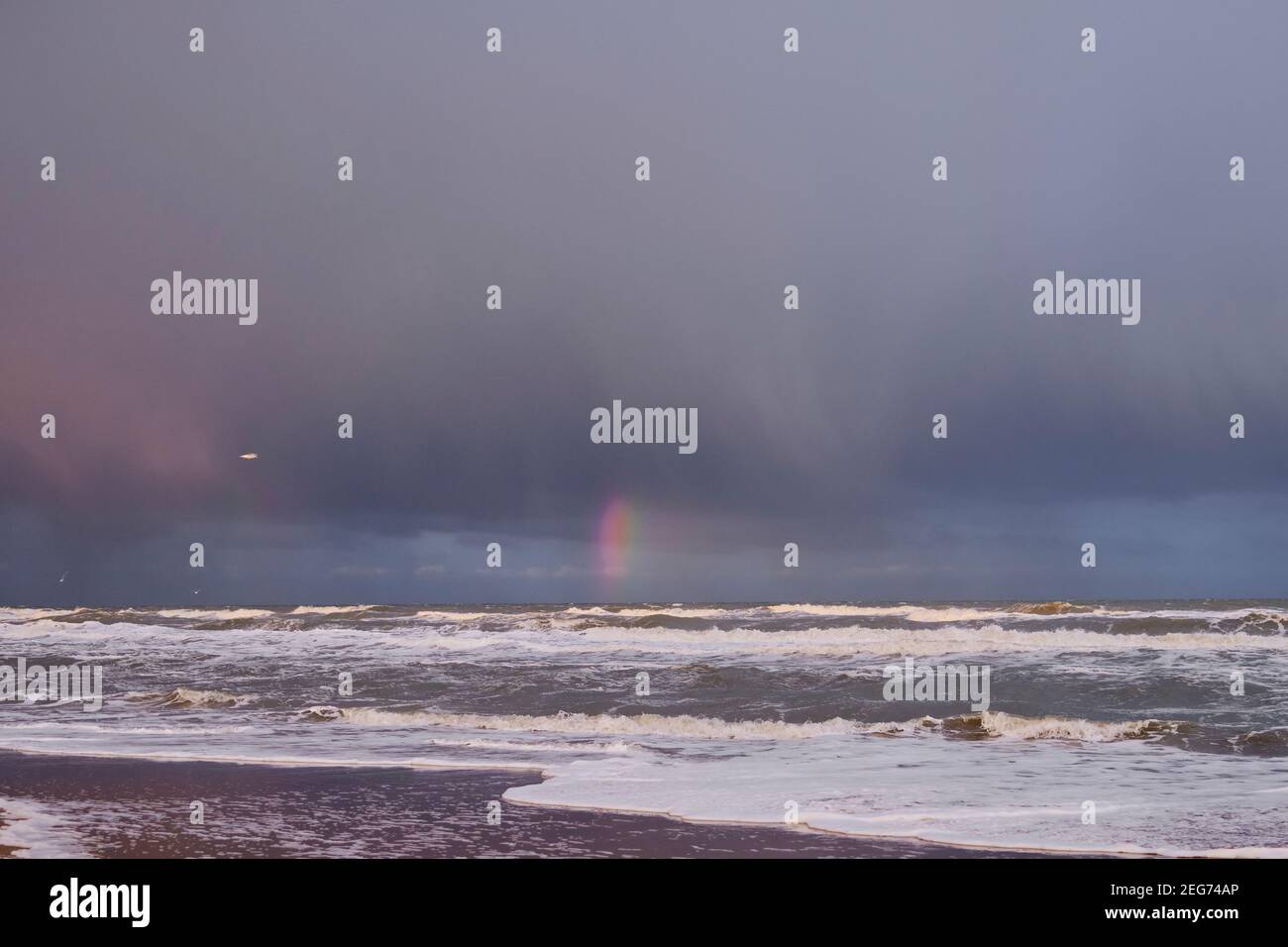 Arc-en-ciel au-dessus de la mer à la plage de la Haye Banque D'Images