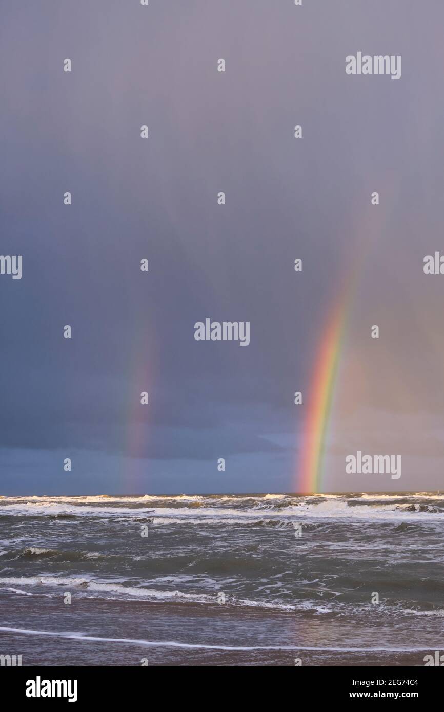 Arc-en-ciel au-dessus de la mer à la plage de la Haye Banque D'Images