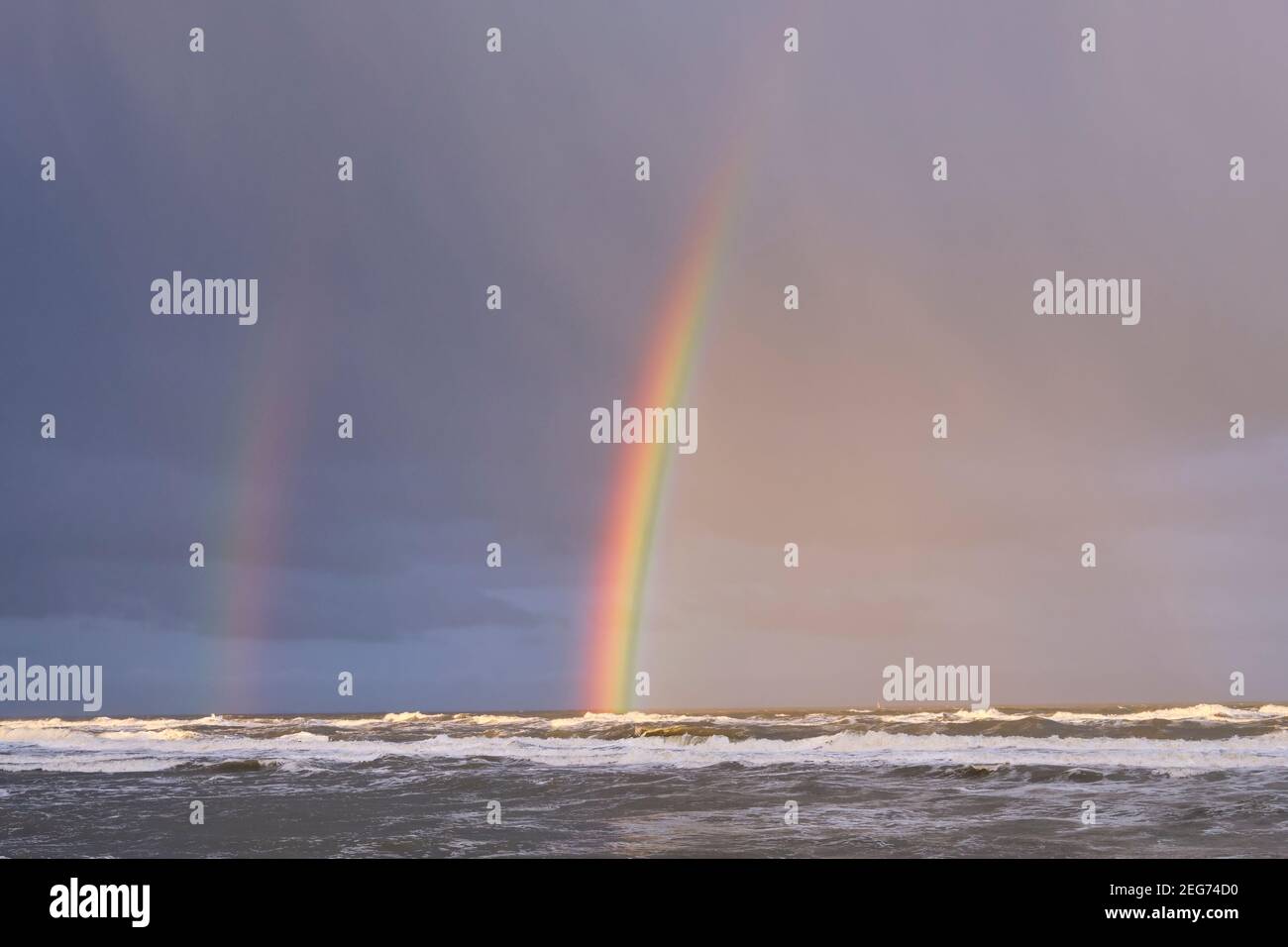 Arc-en-ciel au-dessus de la mer à la plage de la Haye Banque D'Images
