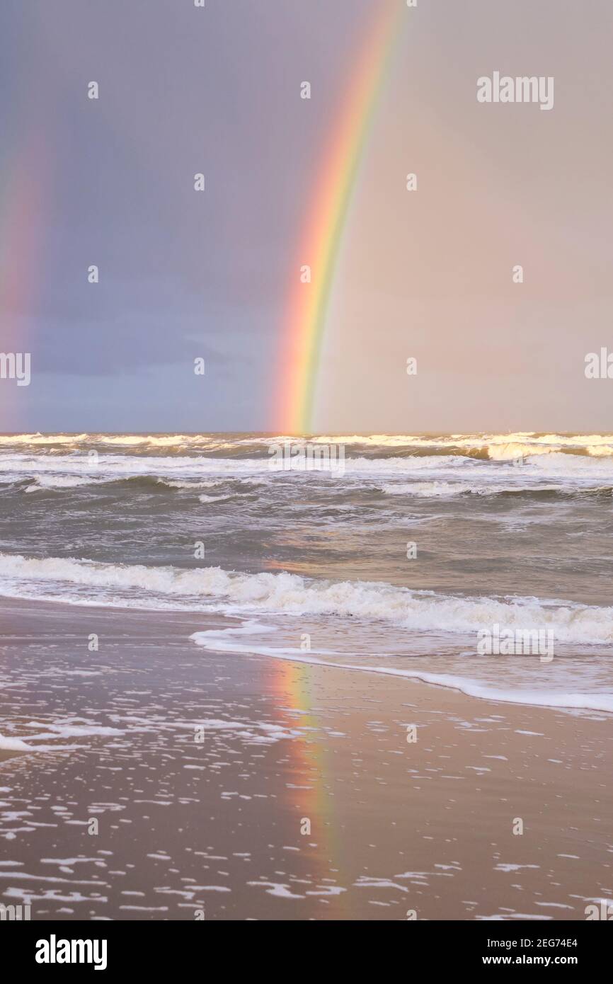 Arc-en-ciel au-dessus de la mer à la plage de la Haye Banque D'Images