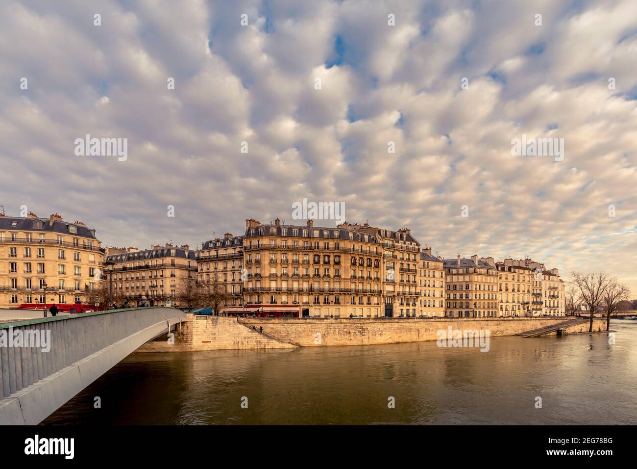 Paris, France - 12 février 2021 : façades d'immeubles d'appartements à l'Ile Saint Louis avec de beaux nuages à Paris, France Banque D'Images