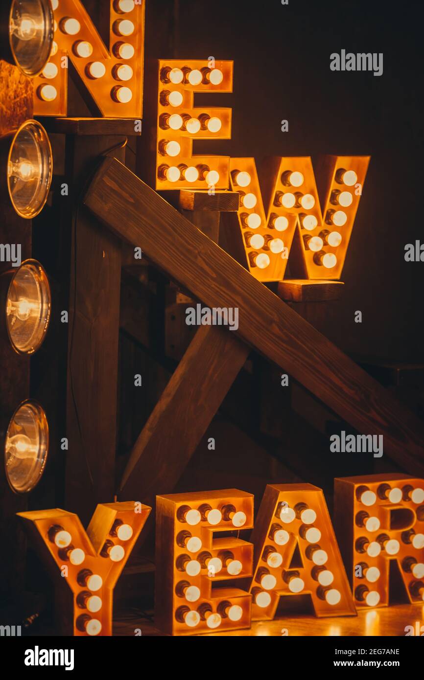 Nouvelle année 2021 Creative Design concept lettres des ampoules jaunes Banque D'Images