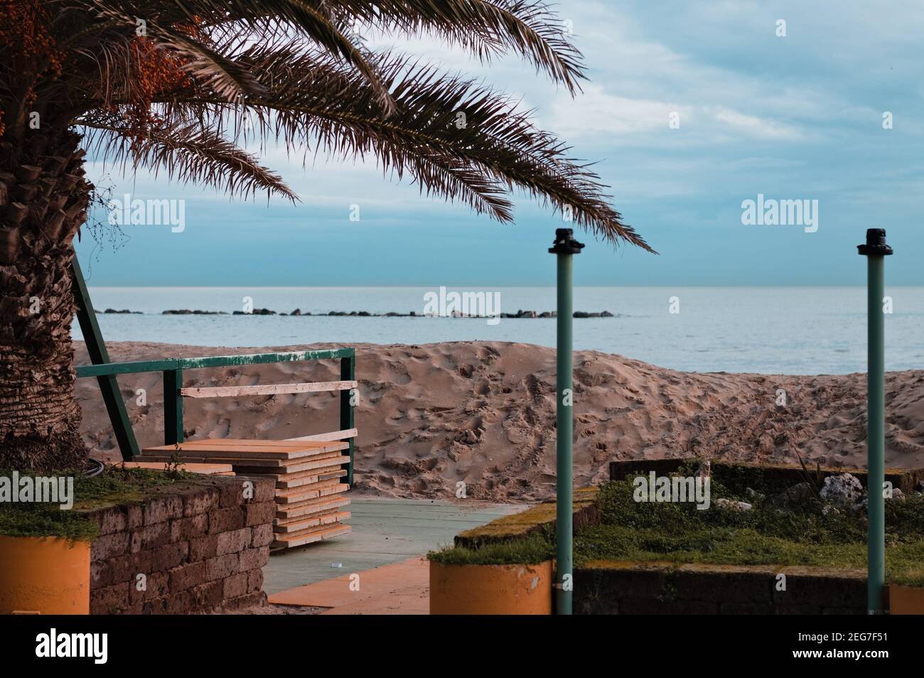 Carreaux de céramique empilés sous un palmier sur la plage face à la mer Méditerranée (Pesaro, Italie, Europe) Banque D'Images