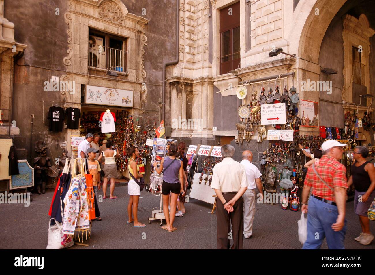 Une boutique de souvenirs au marché aux poissons de la vieille ville de Catane dans la province de Sicile en Italie. Italie, Sicile, octobre 2014 Banque D'Images