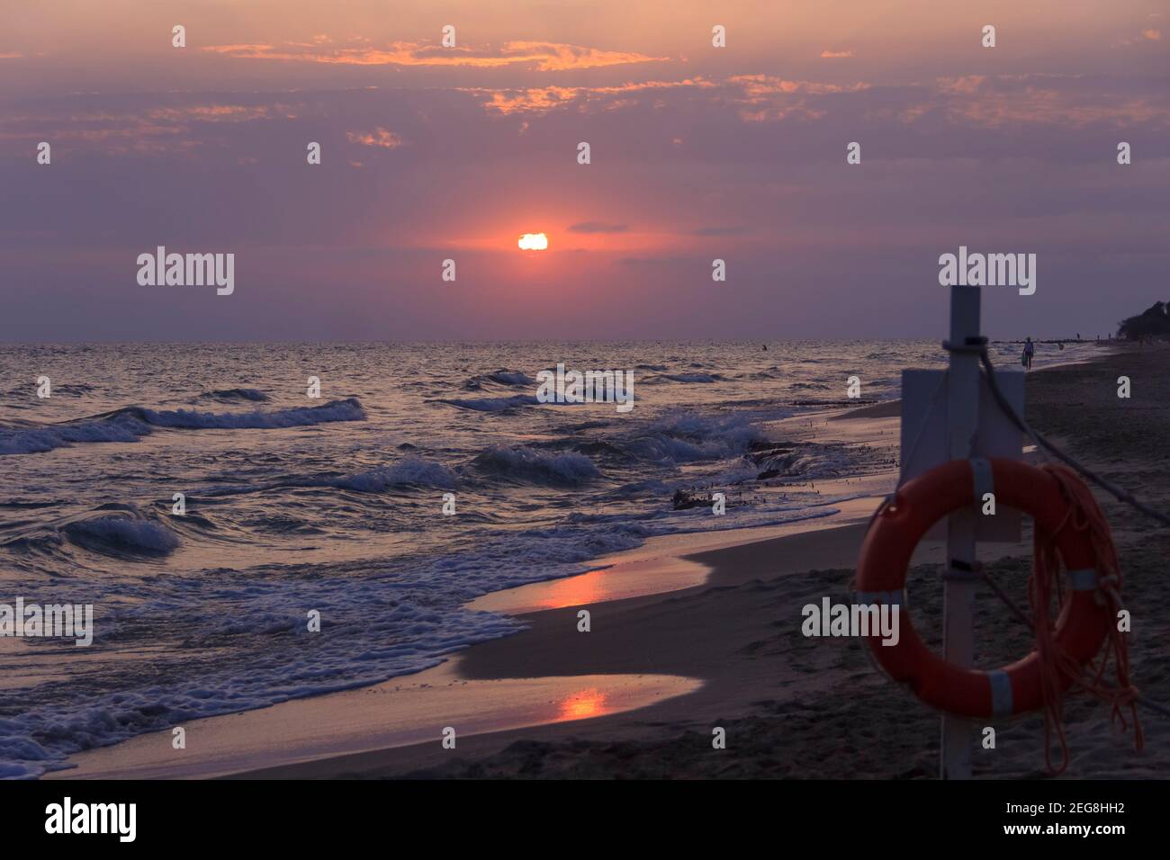 En été : coucher de soleil sur la plage. Plage de Torre Mozza, Pouilles en Italie. Banque D'Images