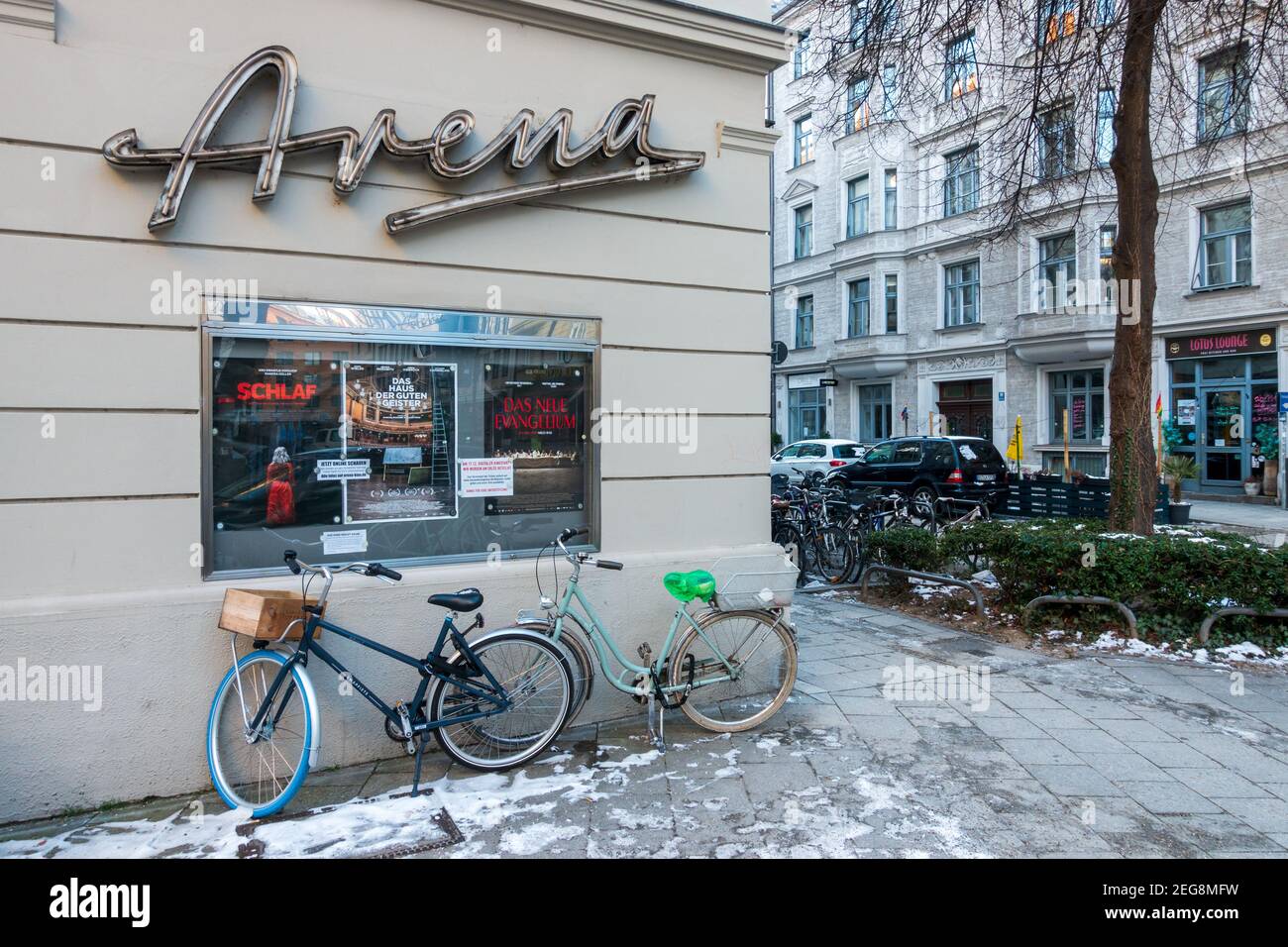 Munich, Allemagne - 13 février 2021 : panneau d'époque de la salle de cinéma et du panneau avec l'ancienne affiche du film sur le mur. Tous les cinémas sont fermés pour cause de Banque D'Images